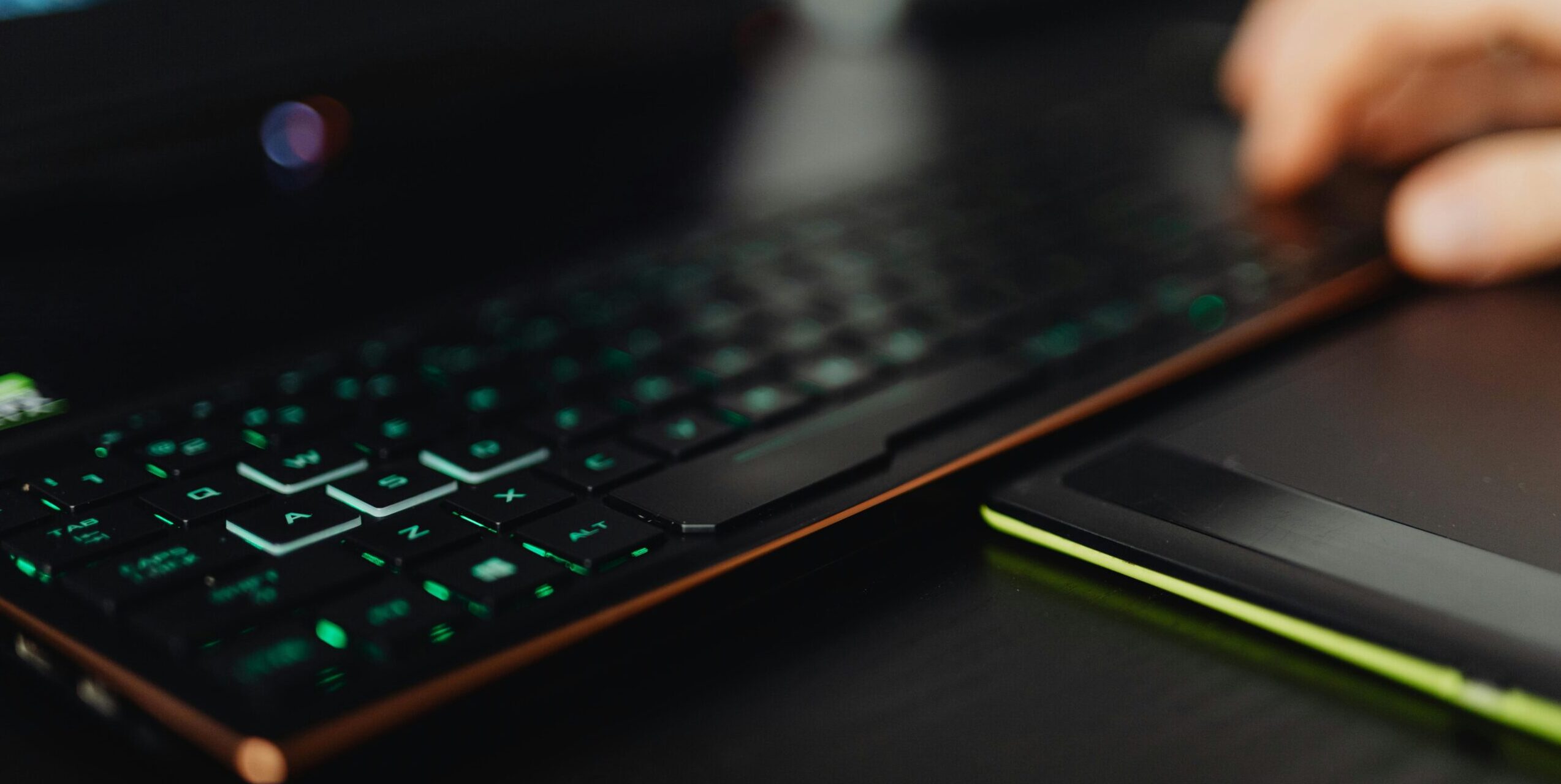 Persona ejecutando una encriptación avanzada